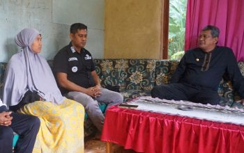 Pj Wali Kota Kendari, Muhammad Yusup saat yang didampingi Lurah Tondonggeu menyambangi rumah remaja korban perundungan dan penganiayaan di Kecamatan Nambo