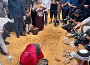 Ketua PKK Kendari Letakkan Batu Pertama Pembangunan Masjid Al-Amin Kemaraya