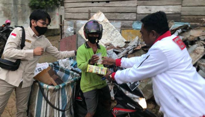 Di Kendari, PD Satria Sultra berbagi Takjil ke Pemulung