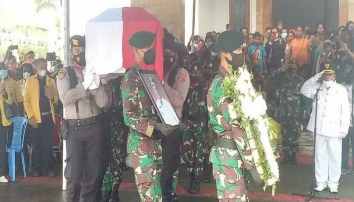 Meninggal di Jakarta, Wagub Papua Dimakamkan Secara Militer di Timika