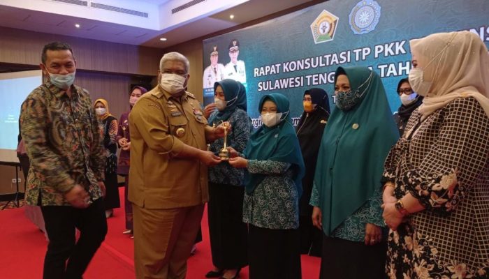 Wakil Wali Kota dan Ketua TP PKK Kendari Raih Kartini Award 2021