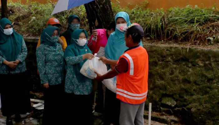 Program “PKK Kendari Berbagi” Sentuh Warga di Pemukiman TPA Puuwatu