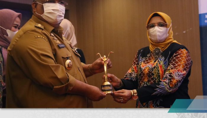 Rektor IAIN Kendari Peroleh Penghargaan Kartini Award 2021