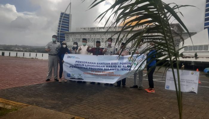 Jasa Raharja Tanam 180 Pohon di Kawasan Masjid Teluk Kendari