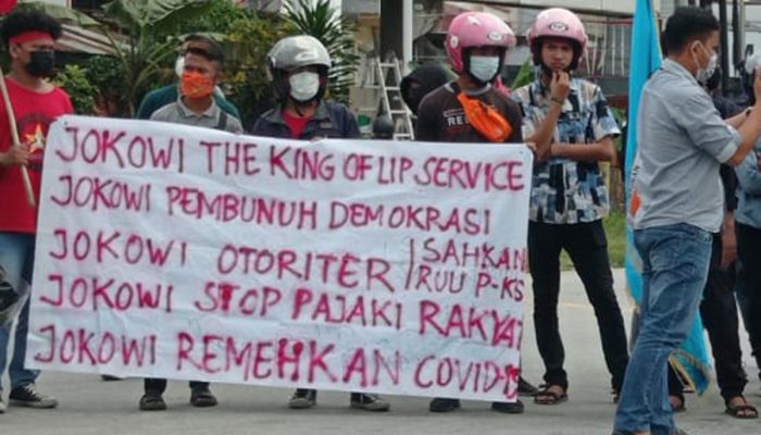 Kunjungan Presiden Joko Widodo di Kendari Disambut Demonstrasi, Bendera PDIP dan Kadin Dibakar