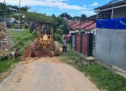 Relawan ASR Kerahkan Alat Berat Ratakan Ruas Jalan Kompleks Perumahan di Anawai Kendari