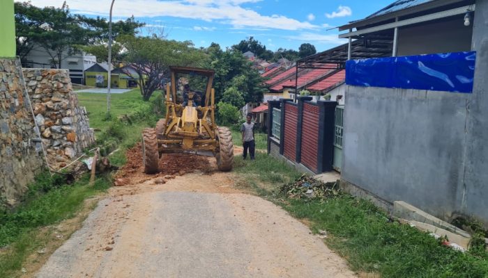 Relawan ASR Kerahkan Alat Berat Ratakan Ruas Jalan Kompleks Perumahan di Anawai Kendari