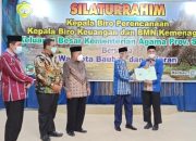 Wali Kota Baubau Serahkan Serjumlah Akta Hibah Tanah ke Kemenag