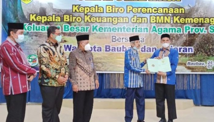 Wali Kota Baubau Serahkan Serjumlah Akta Hibah Tanah ke Kemenag