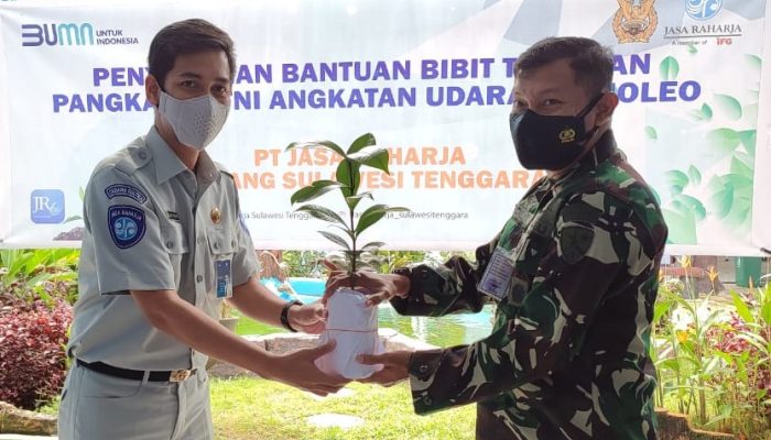 Jasa Raharja Serahkan Bantuan 380 Bibit Tanaman ke Lanud Haluoleo