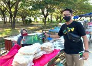 Tindak Lanjuti Instruksi Andi Sumangerukka, Relawan ASR Bombana Bagi Masker Kepada Para Pedagang