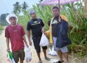 Relawan ASR dan Gerindra “Door to Door” Bagikan Daging Kurban di Konawe Kepulauan