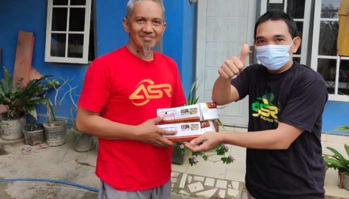 Kendari Terapkan PPKM, Relawan ASR Bagi Makanan Dari Rumah ke Rumah