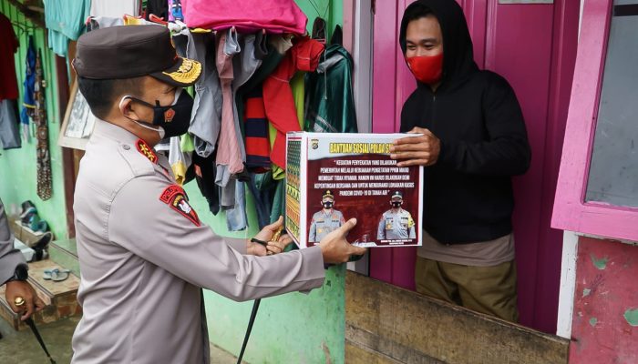 Kapolda Sultra Terjun Langsung Serahkan Bantuan PPKM di Kendari