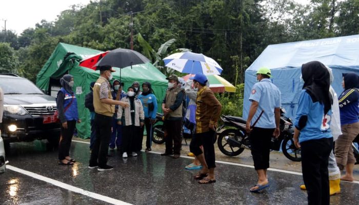 Ketua PKK Kendari Sambangi Warga Lepolepo yang Mengungsi Akibat Banjir