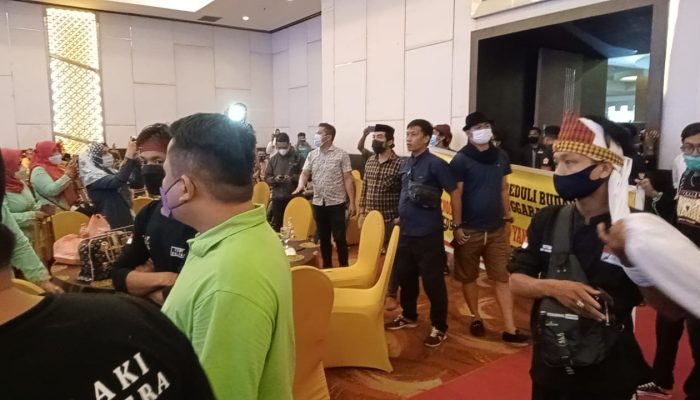 Aksi Protes Warnai Pengukuhan Dewan Kebudayaan Sultra