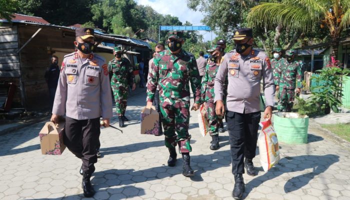 Warga Kota Kendari Terima Bantuan PPKM yang Disalurkan TNI-Polri