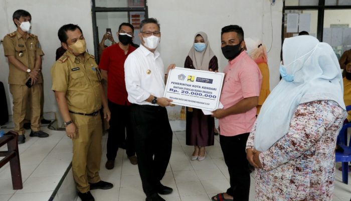 Wali Kota Sulkarnain Salurkan Bantuan Rehab Rumah Warga di Punggolaka