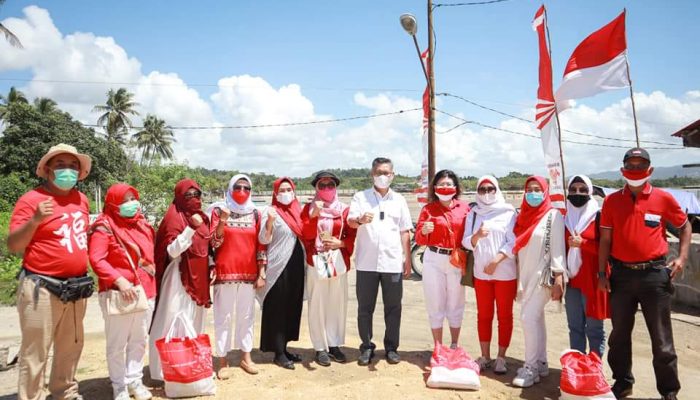 Alumni FEB UHO dan Wali Kota Kendari Bagi Sembako di Kecamatan Abeli