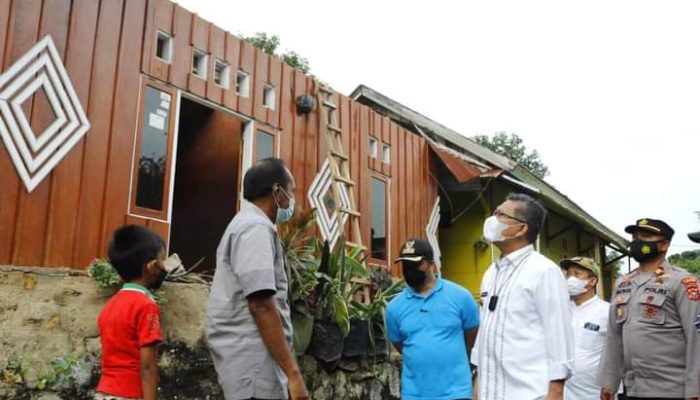 Wali Kota Kendari Bantu Warga Korban Angin Puting Beliung