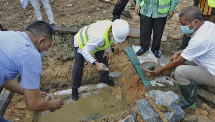 Wali kota meletakkan Batu Pertama Pembangunan RKB MAN 1 Kendari