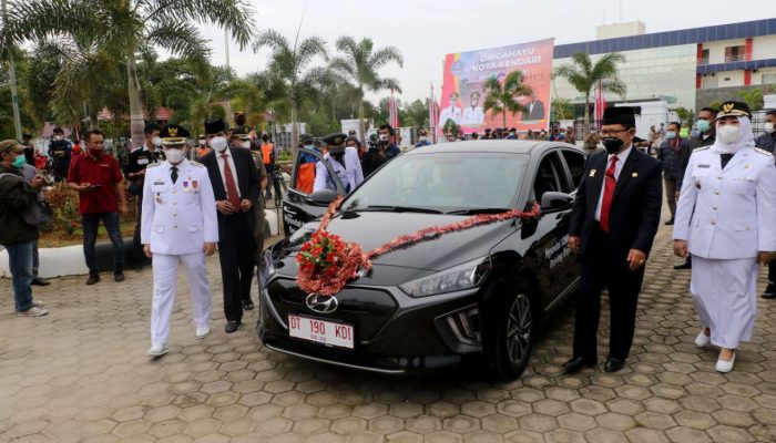 Kendaraan Operasional Walikota Kendari Gunakan Mobil Listrik