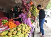 Begini Perhatian ASR Kendari kepada Pedagang Buah dan Pasien Isoman