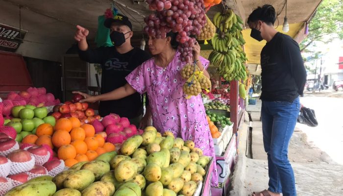 Begini Perhatian ASR Kendari kepada Pedagang Buah dan Pasien Isoman