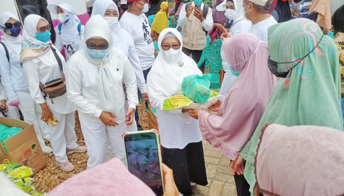 200 Paket Sembako Disalurkan kepada Warga Kurang Mampu di Kendari