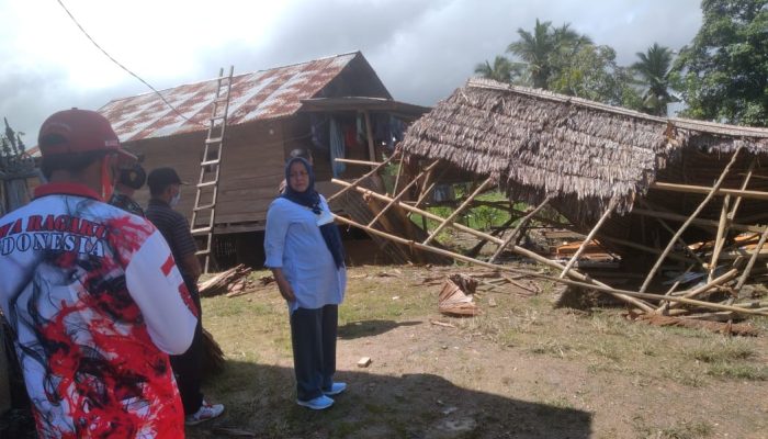 Bupati Bersama Gerindra dan ASR Serahkan Bantuan Korban Puting Beliung di Mowewe