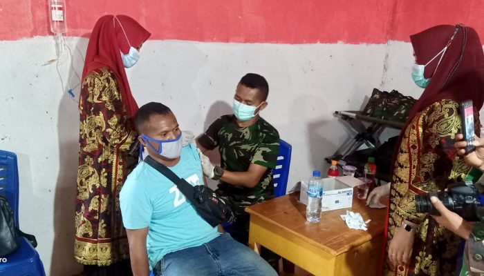 Tutup Latihan Tempur, Yonif 725/Wrg Lanjutkan Bantu Vaksin Warga Konawe Utara