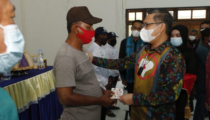 Nelayan di 2 Kecamatan Terima Bantuan dari Wali Kota Kendari