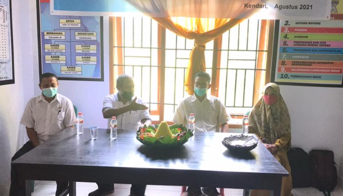 Edukasi Warga Andounuhu Soal Obat, Mahasiswa Farmasi UHO Ajarkan Trik ‘DAGUSIBU’