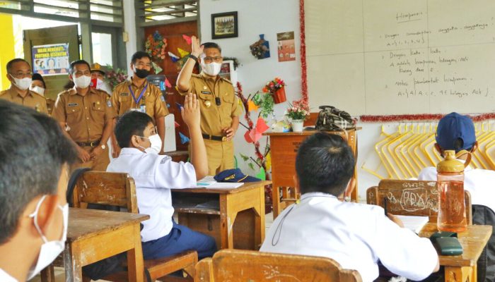 Pantau Langsung PTM, Wali Kota Kendari Sebut Kerinduan Siswa Terobati