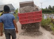 PT VDNI Timbun Jalan Yang Rusak Parah Sepanjang 1,5 KM