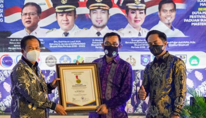 Gubernur Ali Mazi Dapat Penghargaan Sebagai Tokoh Penggerak Provinsi Kepulauan