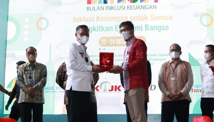 Sulkarnain Kadir, Kepala Daerah di Sultra yang Raih Penghargaan Inklusi Keuangan dari OJK