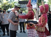 Irjen Teguh Pristiwanto Tiba Di Polda Sultra, Disambut Prosesi Adat dan Pedang Pora.