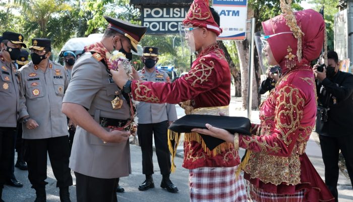 Irjen Teguh Pristiwanto Tiba Di Polda Sultra, Disambut Prosesi Adat dan Pedang Pora.