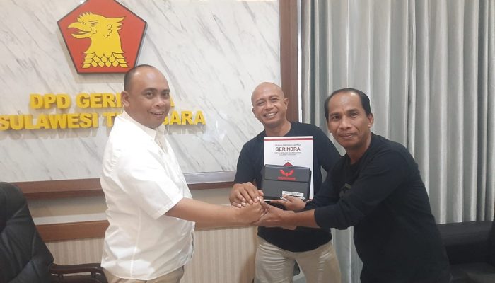 Gerindra Sultra Serahkan Mobil Operasional ke DPC Buton