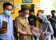 Wujud Kepedulian Sesama, Wali Kota Kendari Serahkan Bantuan Kepada 41 Lansia