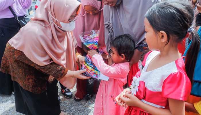 Terus Berbagi, Ketua PKK Kendari Barikan Santunan Kepada 35 Anak Yatim