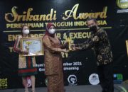 Rektor IAIN Kendari Terima Penghargaan Srikandi Award-Perempuan Tangguh Indonesia 2021