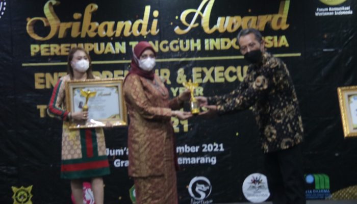 Rektor IAIN Kendari Terima Penghargaan Srikandi Award-Perempuan Tangguh Indonesia 2021