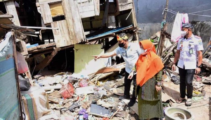 Terus Berbagi, Ketua TP-PKK Kendari Berikan Bantuan kepada Warga Pemilik RTLH di Bende