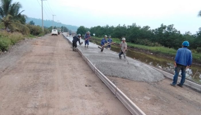 PT VDNI Betonisasi Jalan Sepanjang Dua Kilometer di Tobimeita