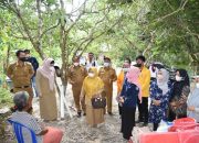 Ketua PKK Kendari Serahkan bantuan Warga Korban Kebakaran di Padaleu