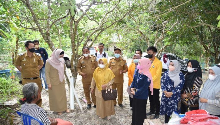 Ketua PKK Kendari Serahkan bantuan Warga Korban Kebakaran di Padaleu