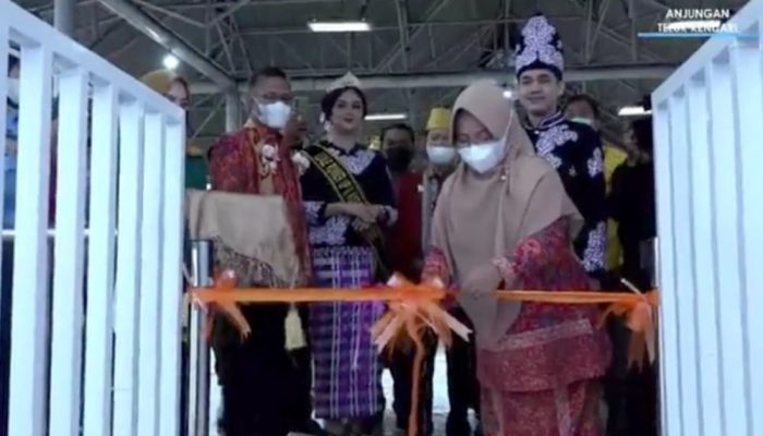 Walkot Kendari Resmikan Wahana Bermain di Teluk Kendari