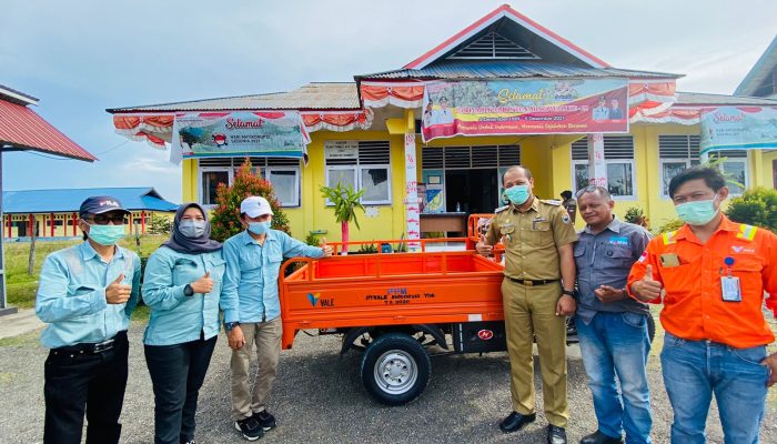 PT Vale Serahkan Bantuan Motor Sampah ke Masyarakat Bohomakmur